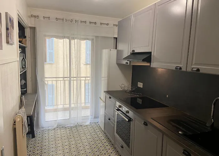 Superbe 3 Pieces Pres Du Port De *