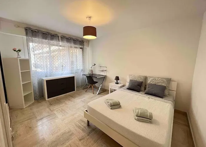 Superbe 3 Pieces Pres Du Port De *