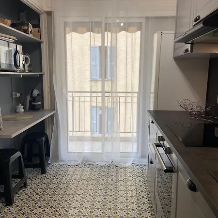 Appartement Superbe 3 Pièces Près Du Port De *